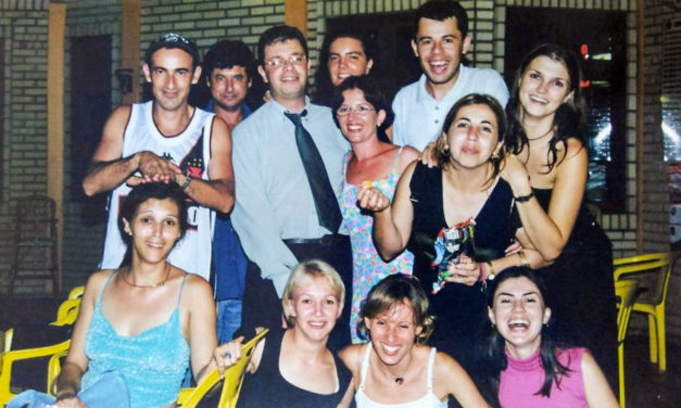 Turma comemora formatura em 2001