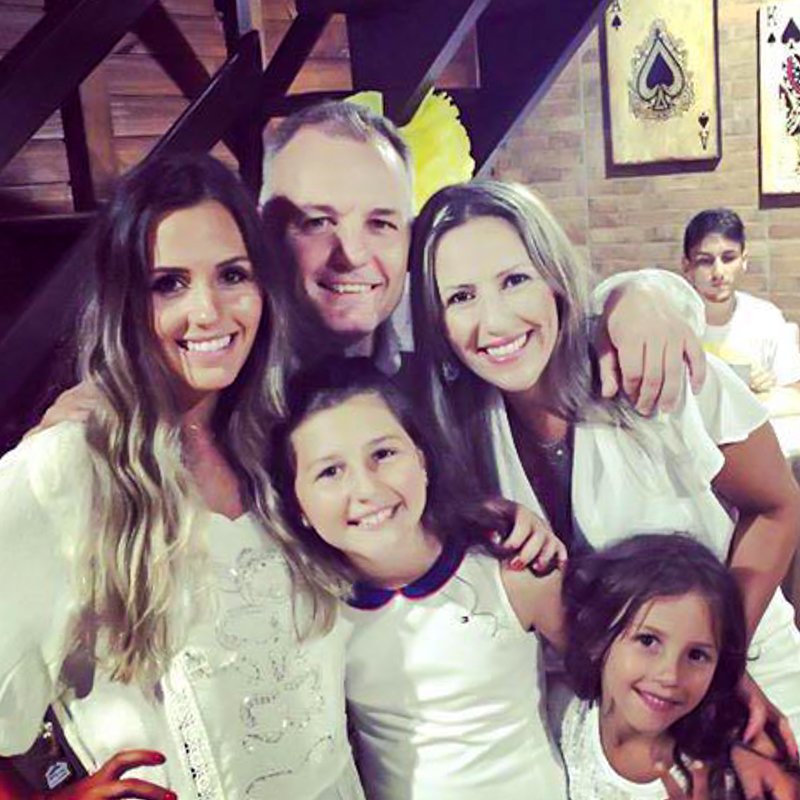 Crédito: reprodução Facebook - Deise com o marido Cassiano e as filhas Caíse (à esq.), Isadora e Letícia