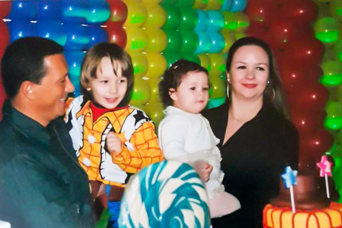 Crédito: arquivo pessoal - Ingrid e o marido Sandro com os filhos Heitor e Isadora